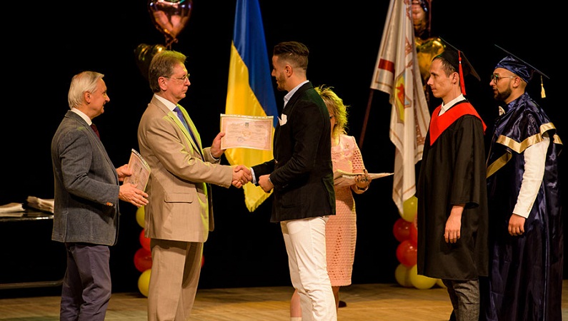 ¡Buen Viaje, graduados de la UEMZ!