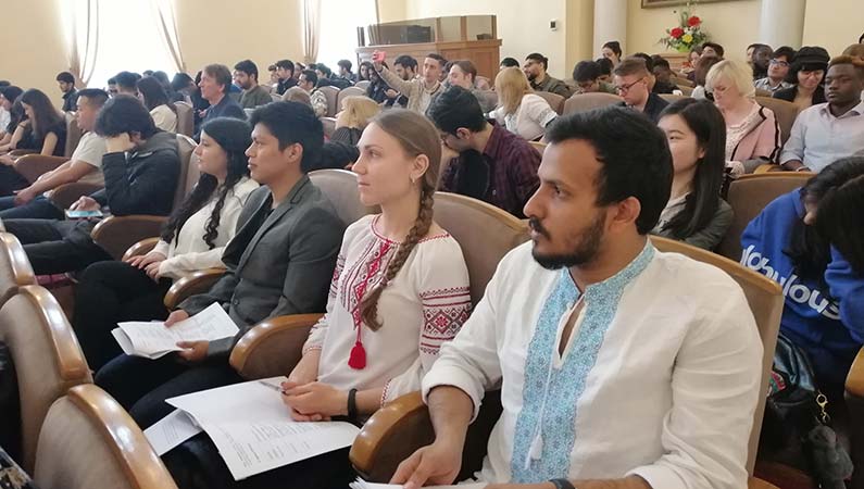 Estudiantes extranjeros de la UEMZ participan en conferencia interuniversitaria