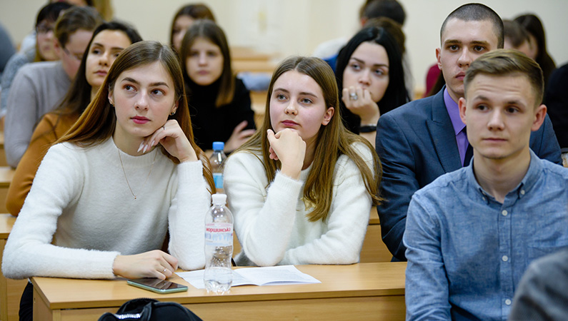 Estudiantes de ZSMU participan en conferencia científica
