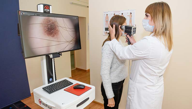 Dermatólogos de ZSMU recibieron equipo de clase mundial