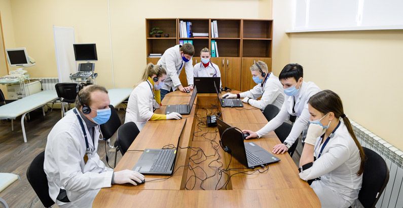 Doctores: los pasantes demuestran habilidades prácticas