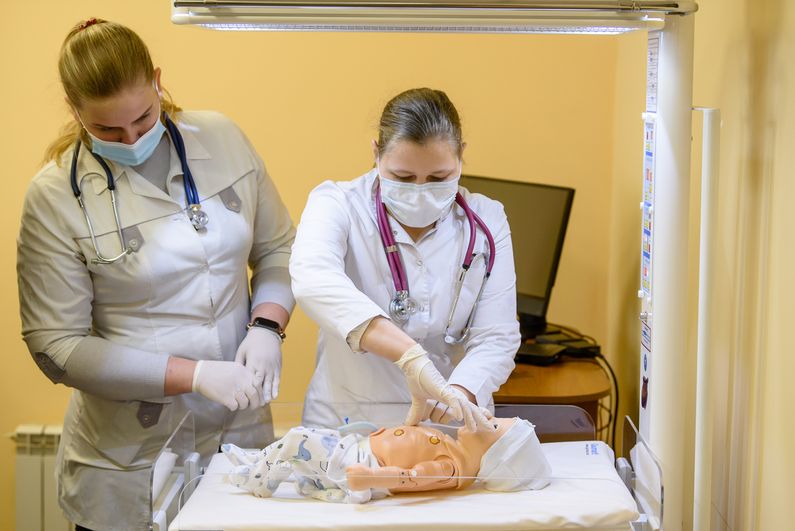 Los pasantes-pediatras se preparan para la certificación final