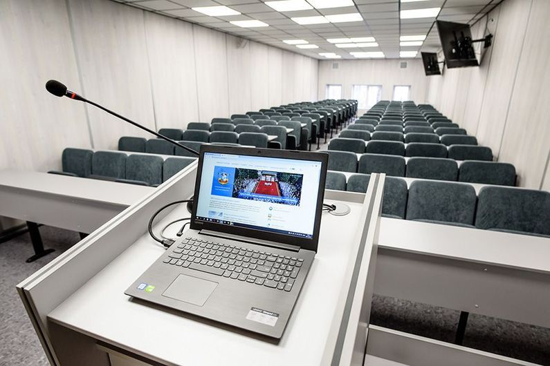 El auditorio está listo para el inicio del año escolar