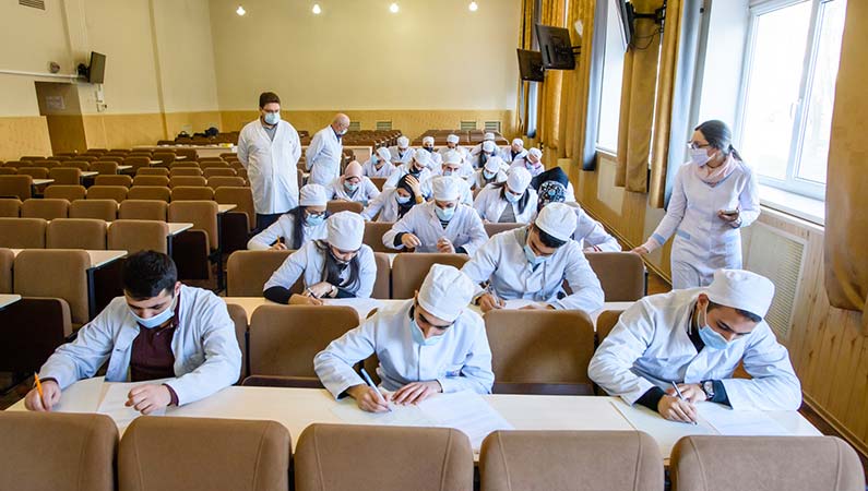 Los estudiantes extranjeros realizan el examen de química farmacéutica.