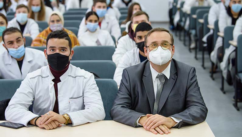 Conferencia sobre odontología moderna
