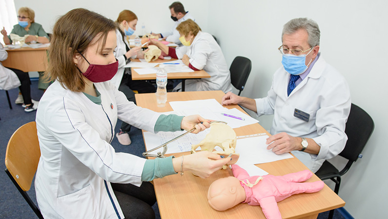 Alrededor de mil estudiantes de quinto año han sido exámenes de obstetricia
