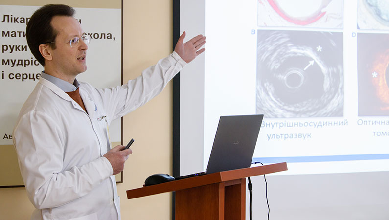 Conferencia científica y práctica en Clínica Universitaria